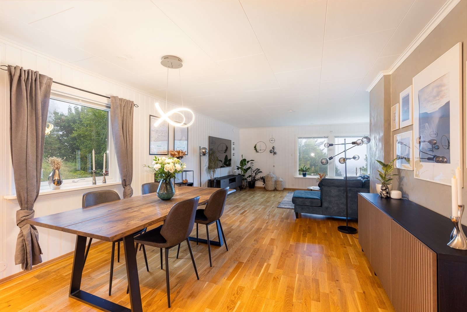 Stua har gode soner for møblering med spisestue inntil kjøkkenet. Galleribilde