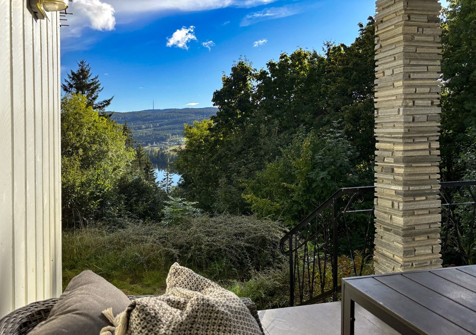 Tomta har det passende navnet "Utsikten", da det ligger på pynten med fin utsikt ned mot Øverbøtjønn og over til Vealøs. Galleribilde