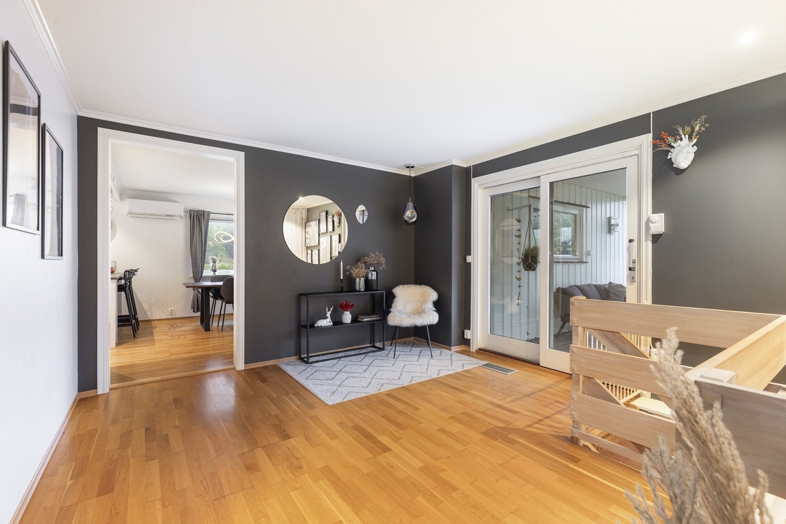 Stor skyvedør ut mot den flotte verandaen hvor man kan nyte fine dager både under tak og under åpen himmel. Galleribilde