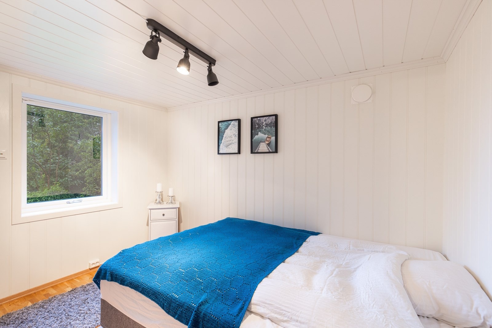 Det er etablert soverom også i sokkeletasjen, med lysmalte veggoverflater og parkettgulv.
Soverommet er innredet og omgjort uten at dette er søkt om og uten at nødvendig godkjennelse er gitt av kommunen. Galleribilde