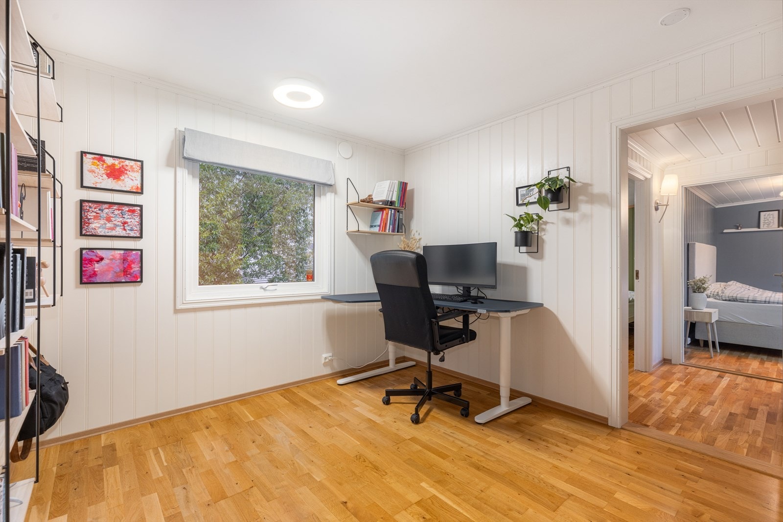 De to andre soverommene er også av god størrelse, hvor det ene i dag er innredet med en praktisk kontorløsning. Galleribilde