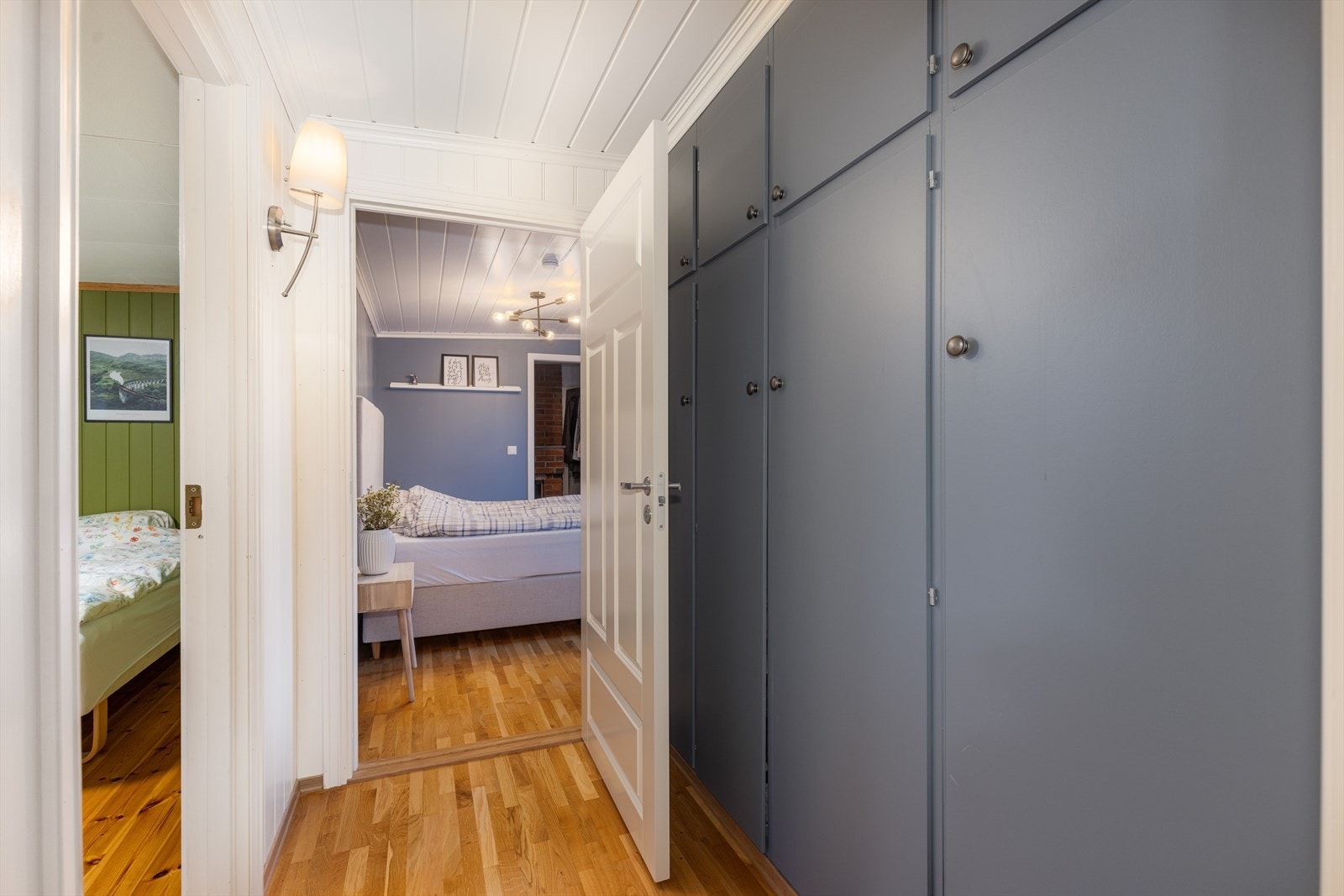 I tilknytning til soverommene er det soveromsgang med god skapplass. Galleribilde