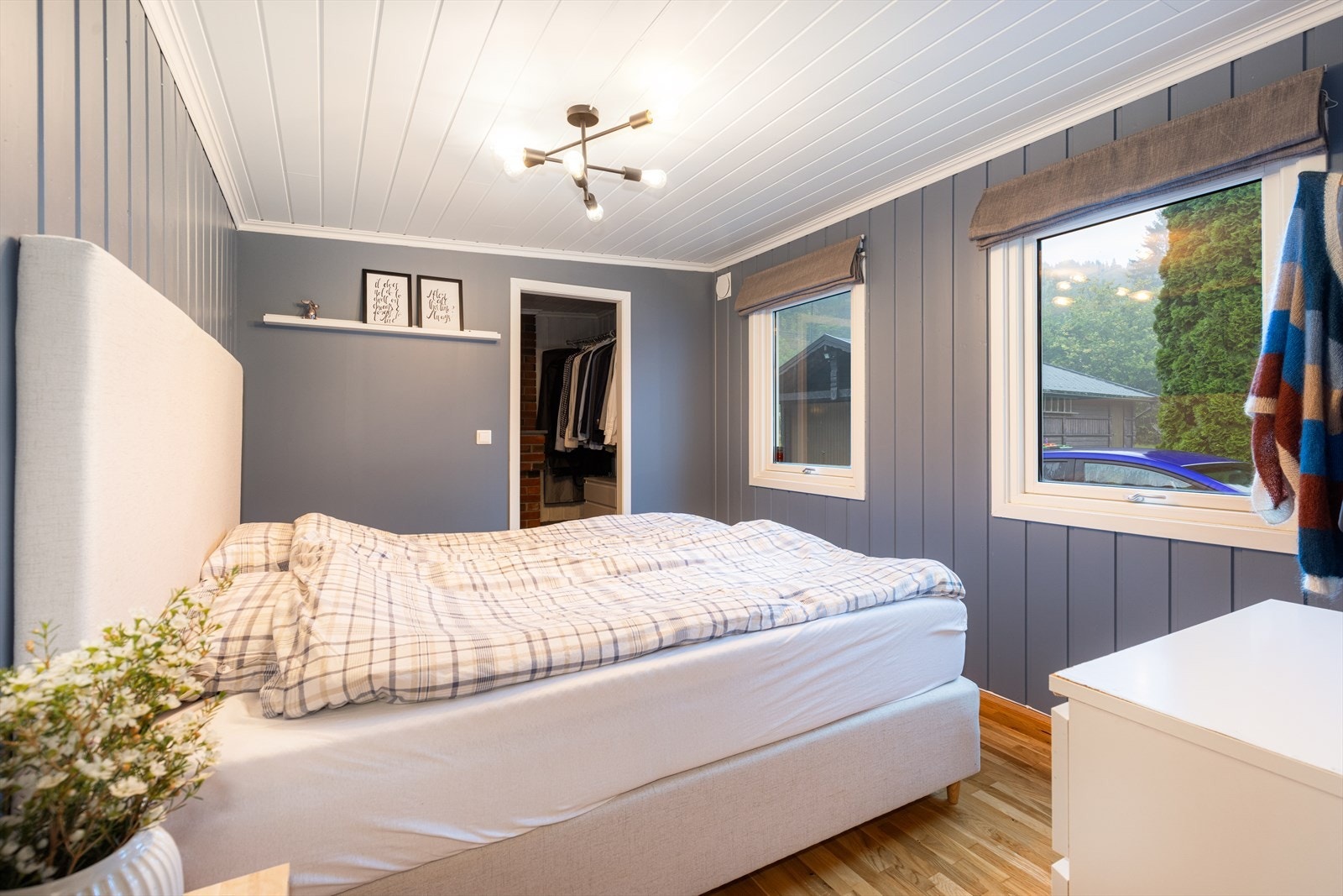 Det er hele 4 soverom i hovedetasjen som ligger godt tilbaketrukket fra oppholdsrommene. Hovedsoverommet er holdt i en beroligende blå fargetone og ligger inn mot gårdsplassen. Galleribilde