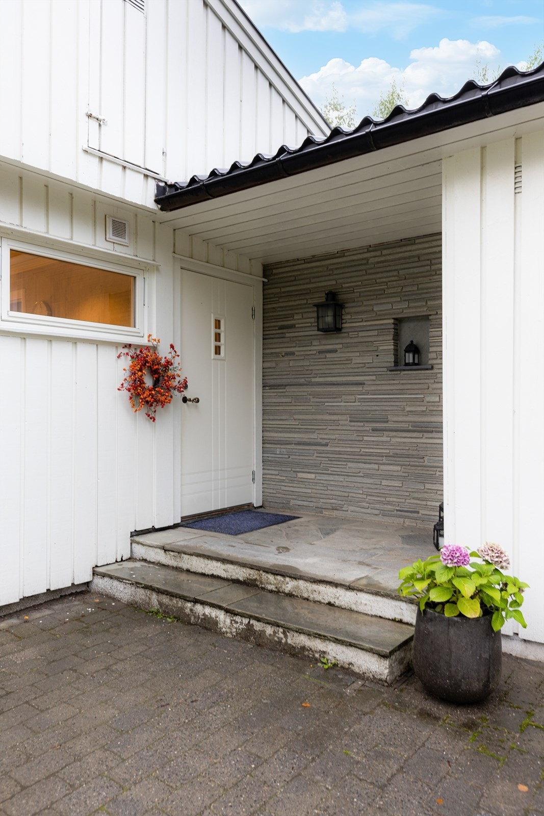 Koselig, overbygget inngangsparti med skiferstein. Galleribilde