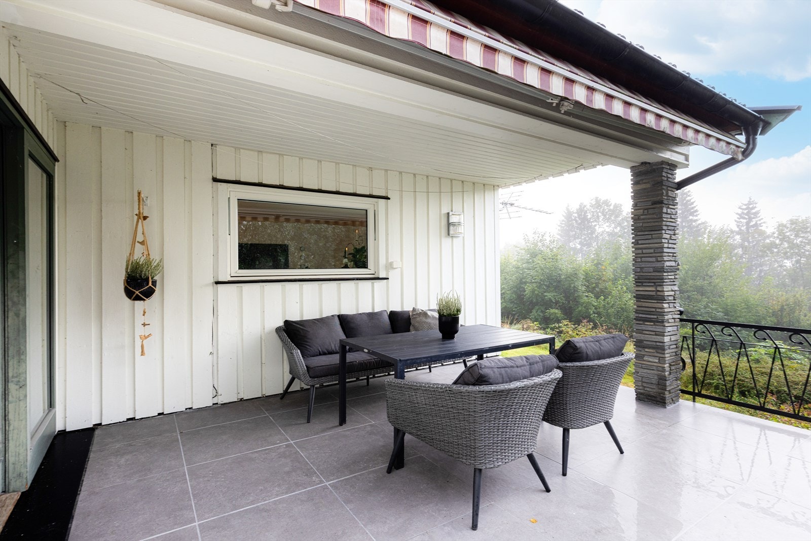 Usjenert, delvis overbygget veranda mot sydvest hvor det i 2025 er støpt nytt gulv med ny membran og det er lagt nye fliser. Galleribilde