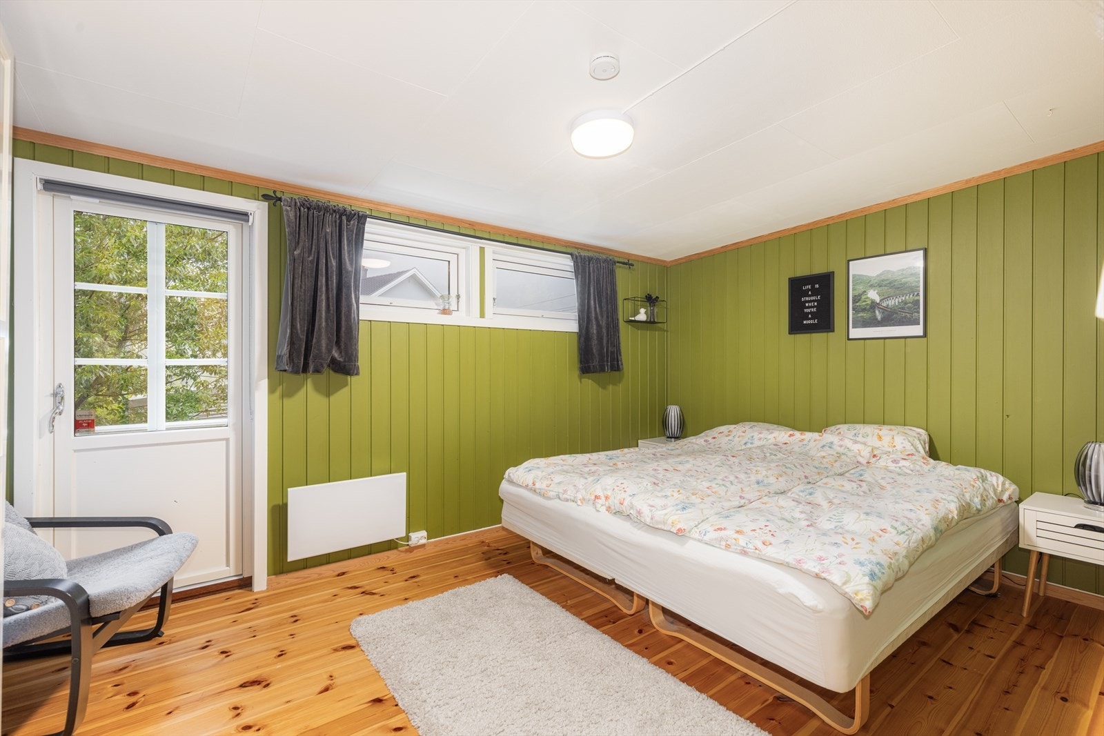 Romslig soverom mot vest med god plass til dobbeltseng, nattbord og annen mindre møblering. Dette soverommet har adkomst til lufteveranda. Soverommet er innredet og omgjort uten at dette er søkt om og uten at nødvendig godkjennelse er gitt av kommunen. Galleribilde