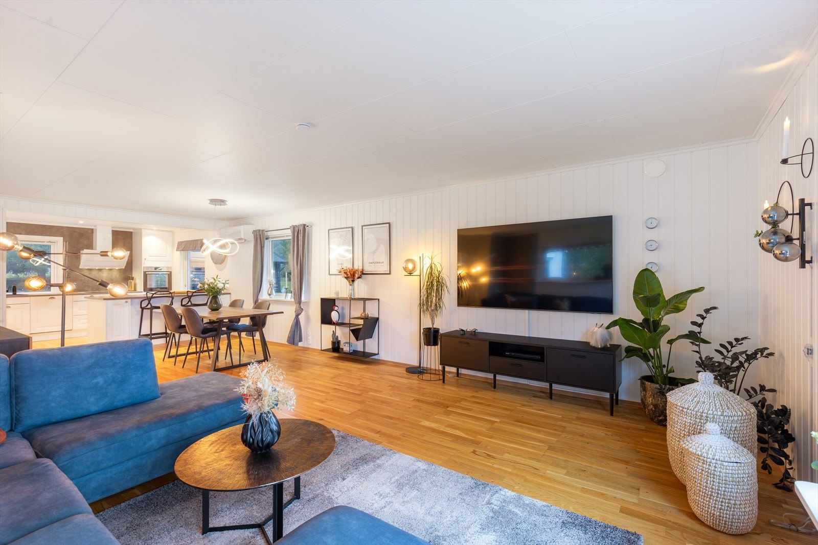 Det er utført større oppgraderinger senere år, hvor blant annet kjøkken og bad på hovedplan er nytt i 2018/19. Ved spisestua er det i 2018 installert varmepumpe for en jevn og behagelig varme. Galleribilde