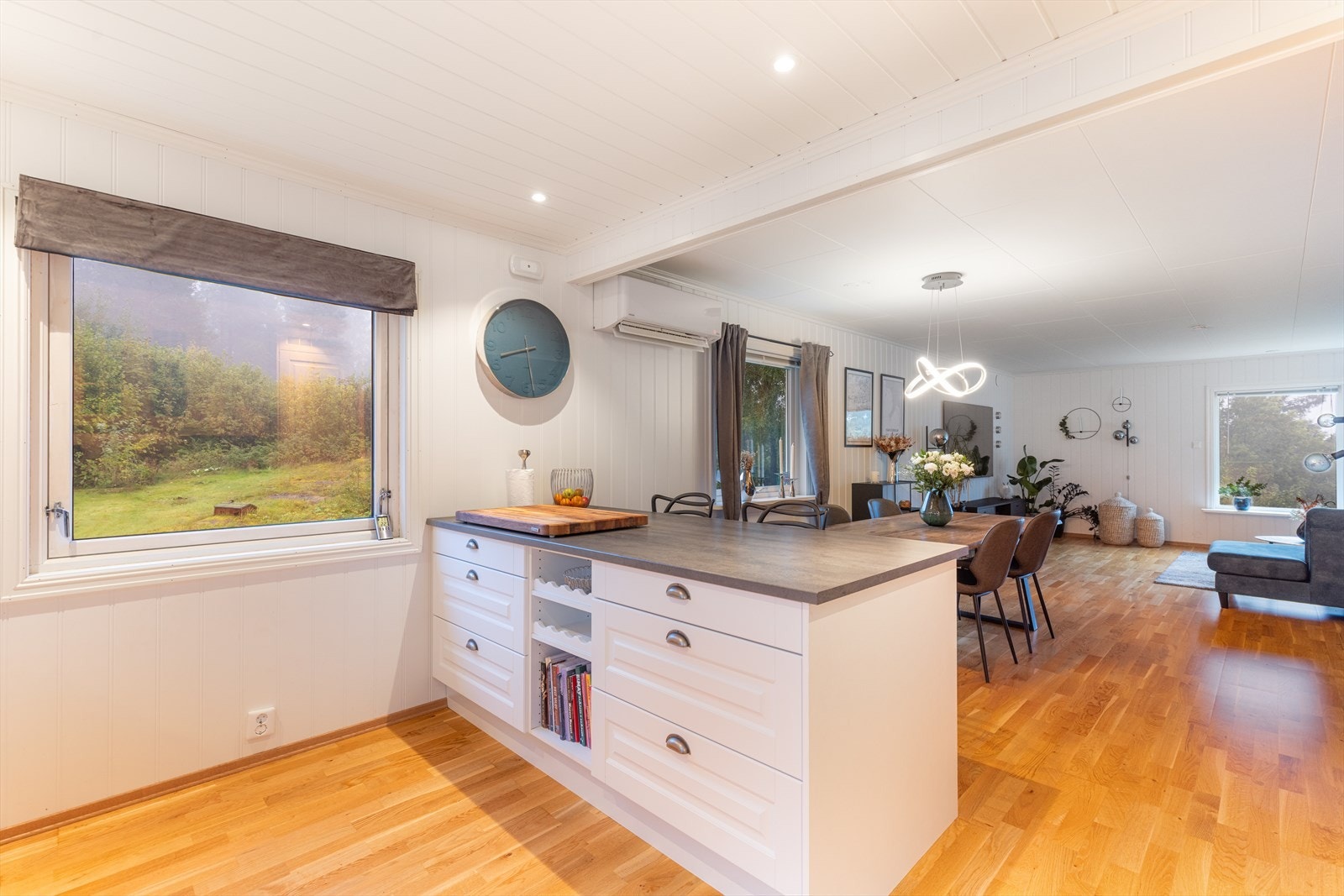 Boligen har en harmonisk og innbydende stue og kjøkken som ligger i åpen løsning, med kjøkkenhalvøy som et naturlig skille mot stuedelen. Koselig barløsning mot kjøkkenet. Galleribilde