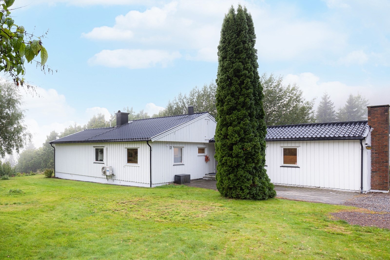 Eiendomsmegler Espen Thoresen presenterer Lardalsveien 167. Boligen ligger flott til i naturskjønne og landlige omgivelser et par kilometer nordøst for Siljan, med stor, veletablert tomt og fin utsikt ned mot Øverbøtjønn og over til Vealøs. Galleribilde