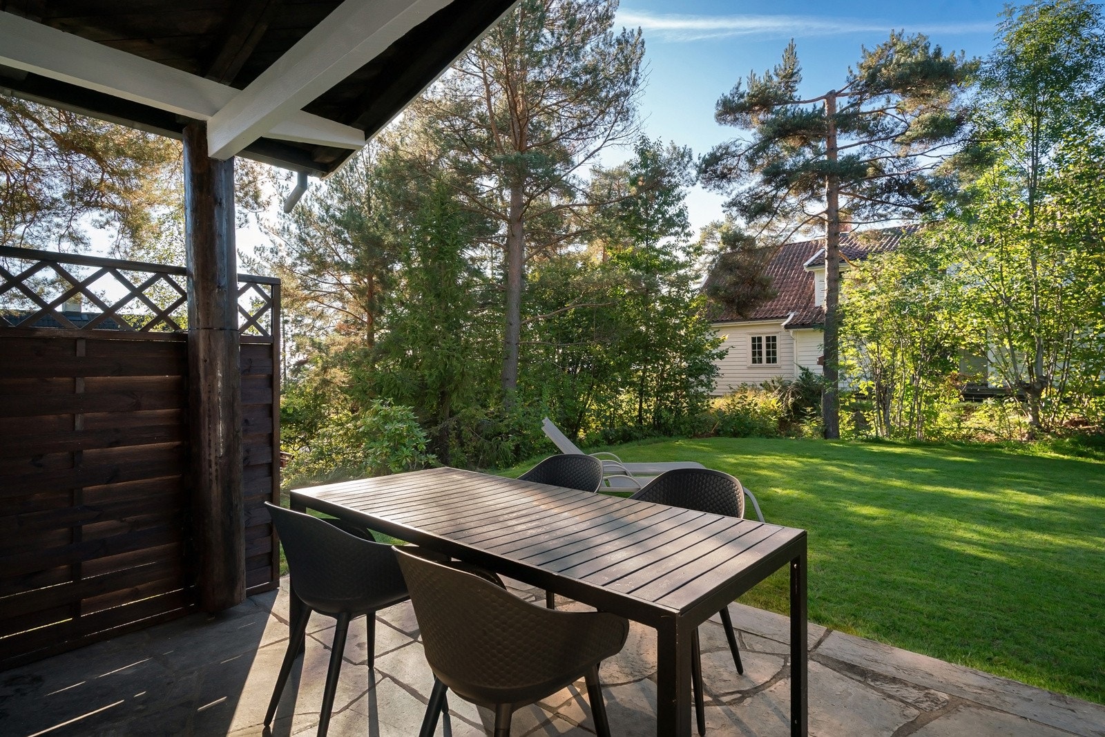 Optimale solforhold med sol fra tidlig morgen og til sen kveld midtsommers. Galleribilde