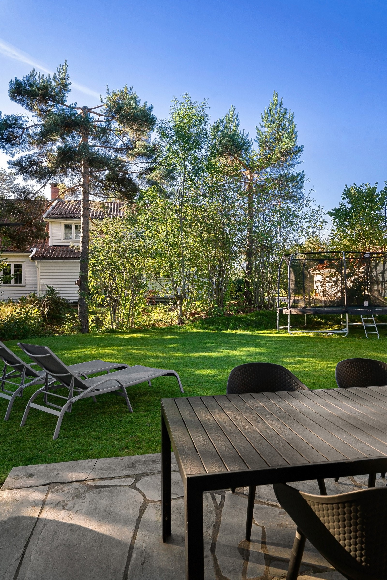 Fra stuen er det utgang til en sydvestvendt terrasse på 16 m² og en pent opparbeidet hage. Galleribilde