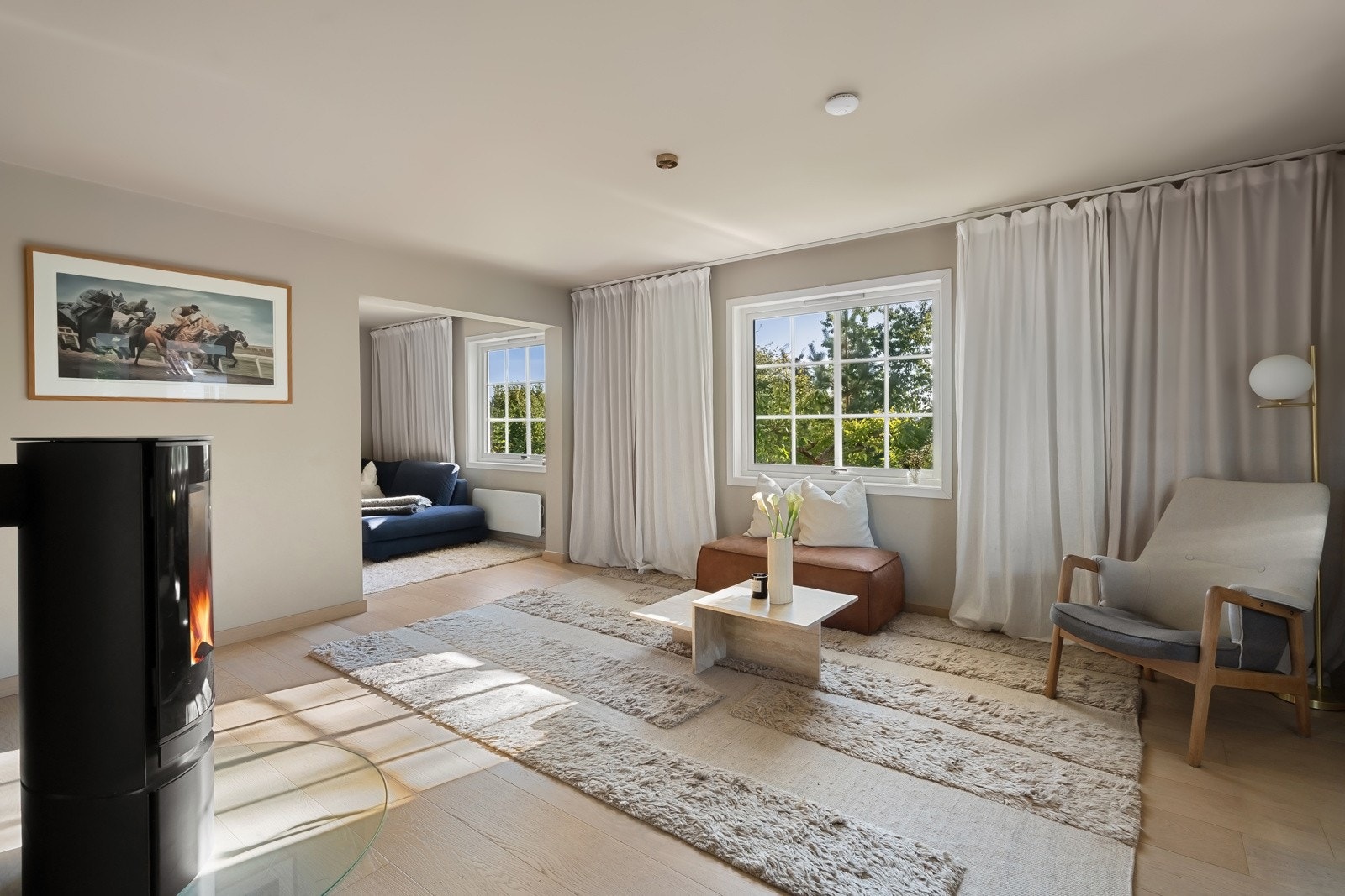 TV-stue, stue og spisekjøkken ligger i rekke og har nydelig lysinnslipp fra store vindusflater. Galleribilde