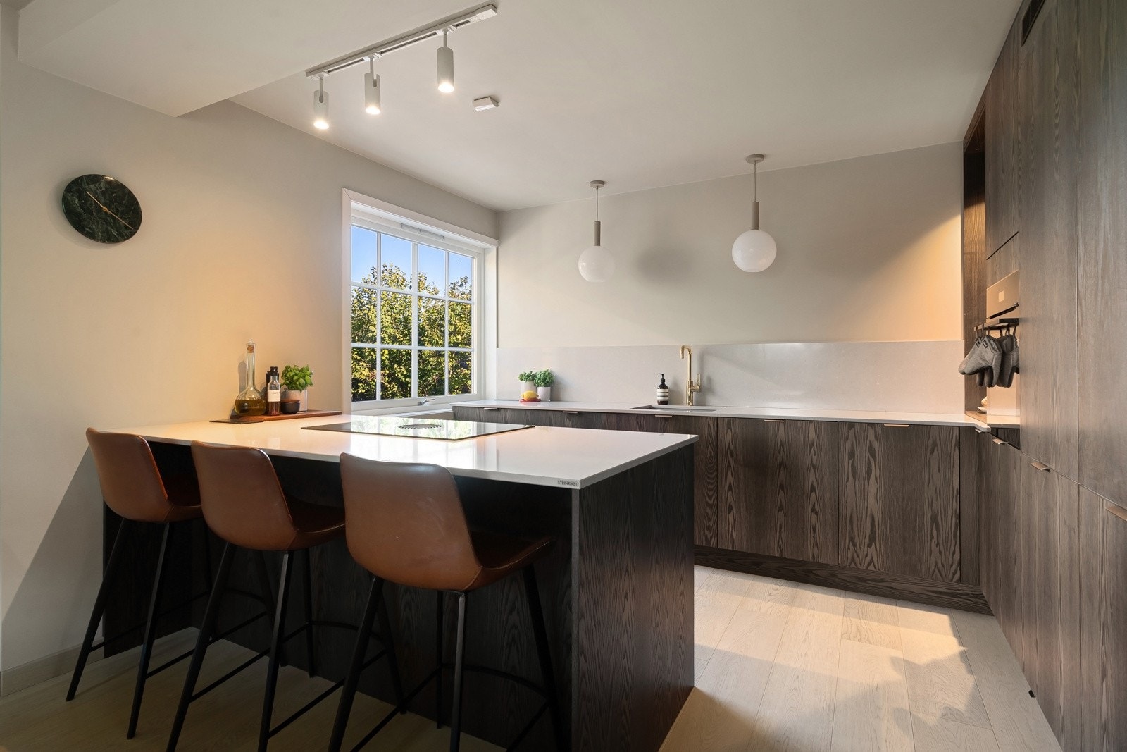 Kvalitetsrikt spisekjøkken fra anerkjente Strai (2022) med integrerte hvitevarer. Galleribilde