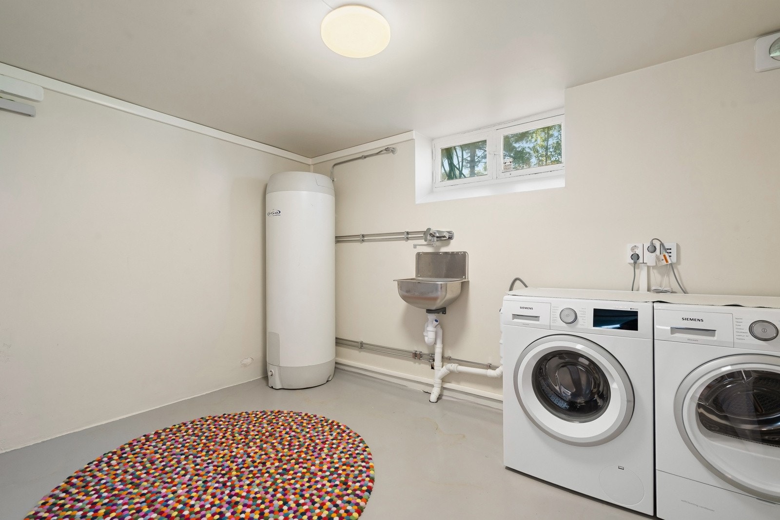 Praktisk og romslig vaskerom, oppgradert i 2022 - Ca. 300 liters bereder, gulvvarme samt opplegg for vaskemaskin og tørketrommel. Galleribilde