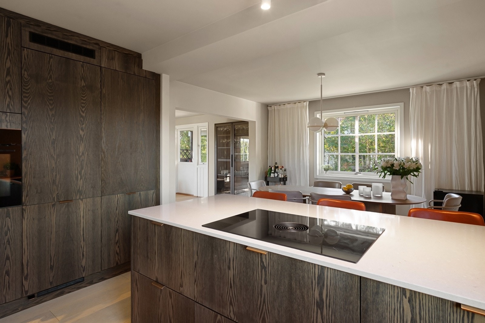 Induksjonstopp med integrert ventilator fra Bora og benkeplate i steinkompositt, levert av Steinriket. Galleribilde