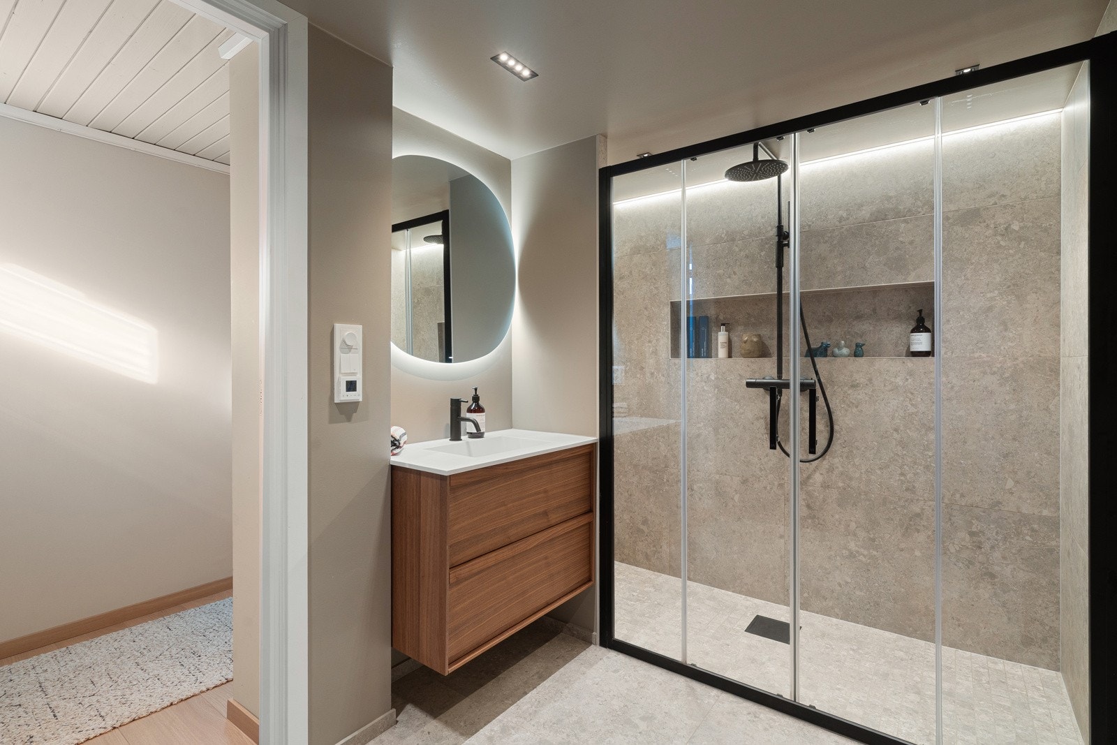 Delikat baderom omfattende renovert i 2022 - Det foreligger dokumentasjon og arbeider er utført av HK & Partners. Galleribilde