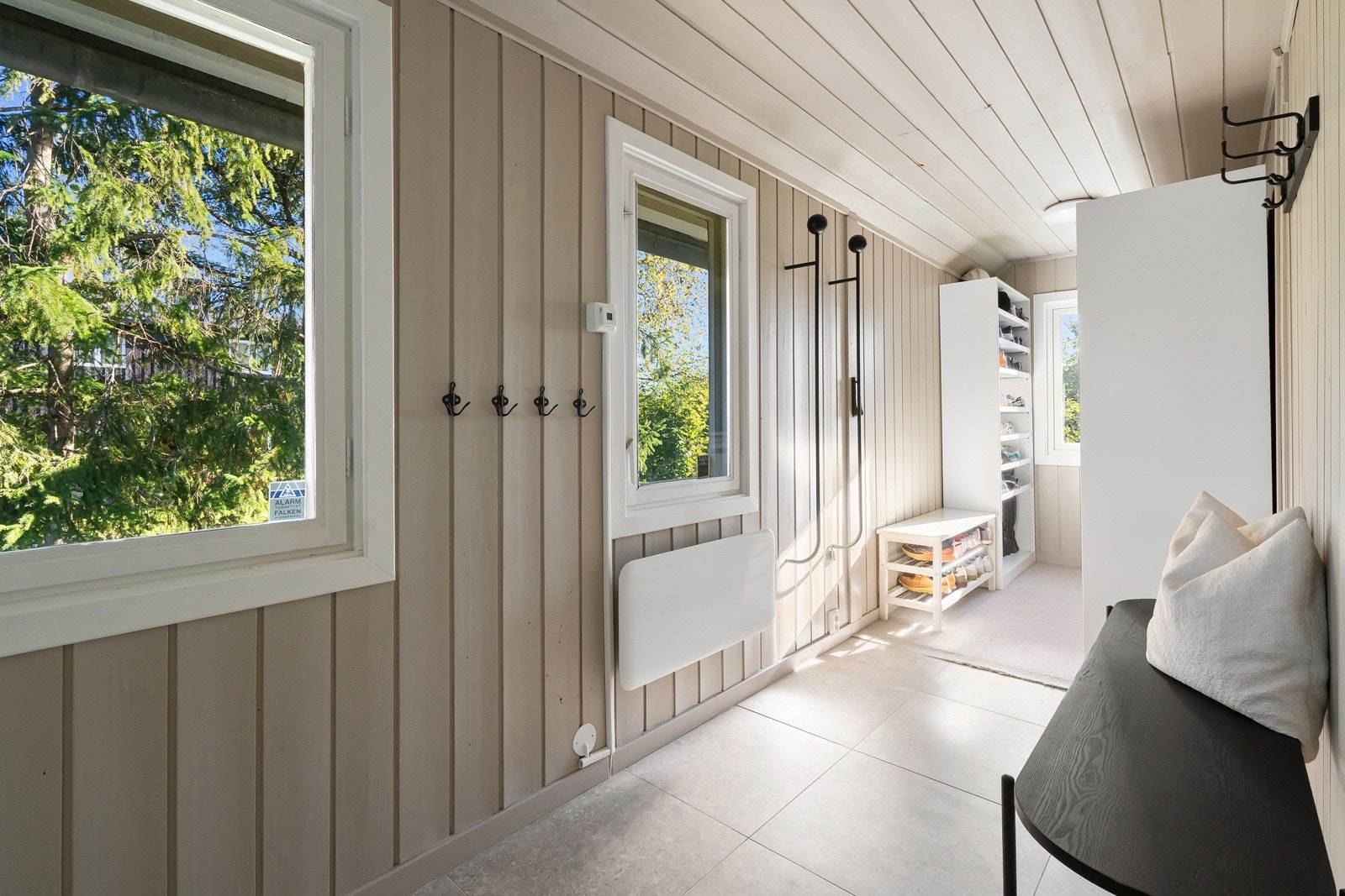 Innbydende entré med gulvvarme og god plass til garderobeløsning for oppbevaring av yttertøy og sko. Galleribilde