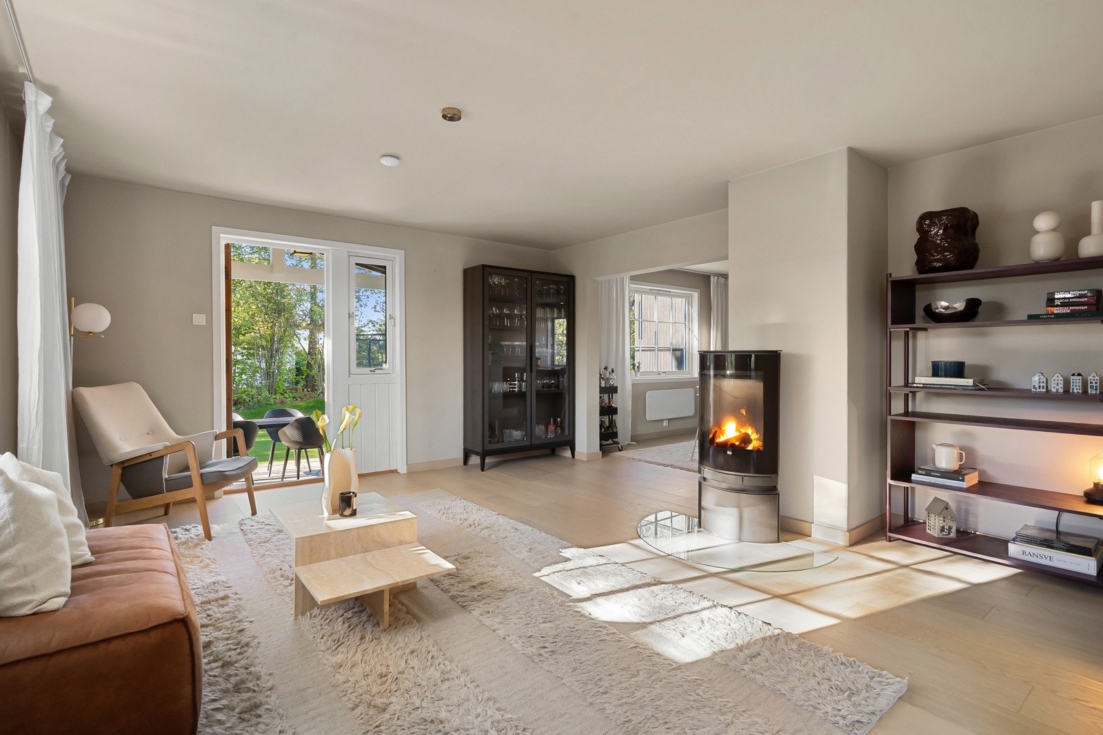 Den gode utformingen av hovedetasjen gir en generøs romfølelse og stor møbleringsfrihet. Galleribilde