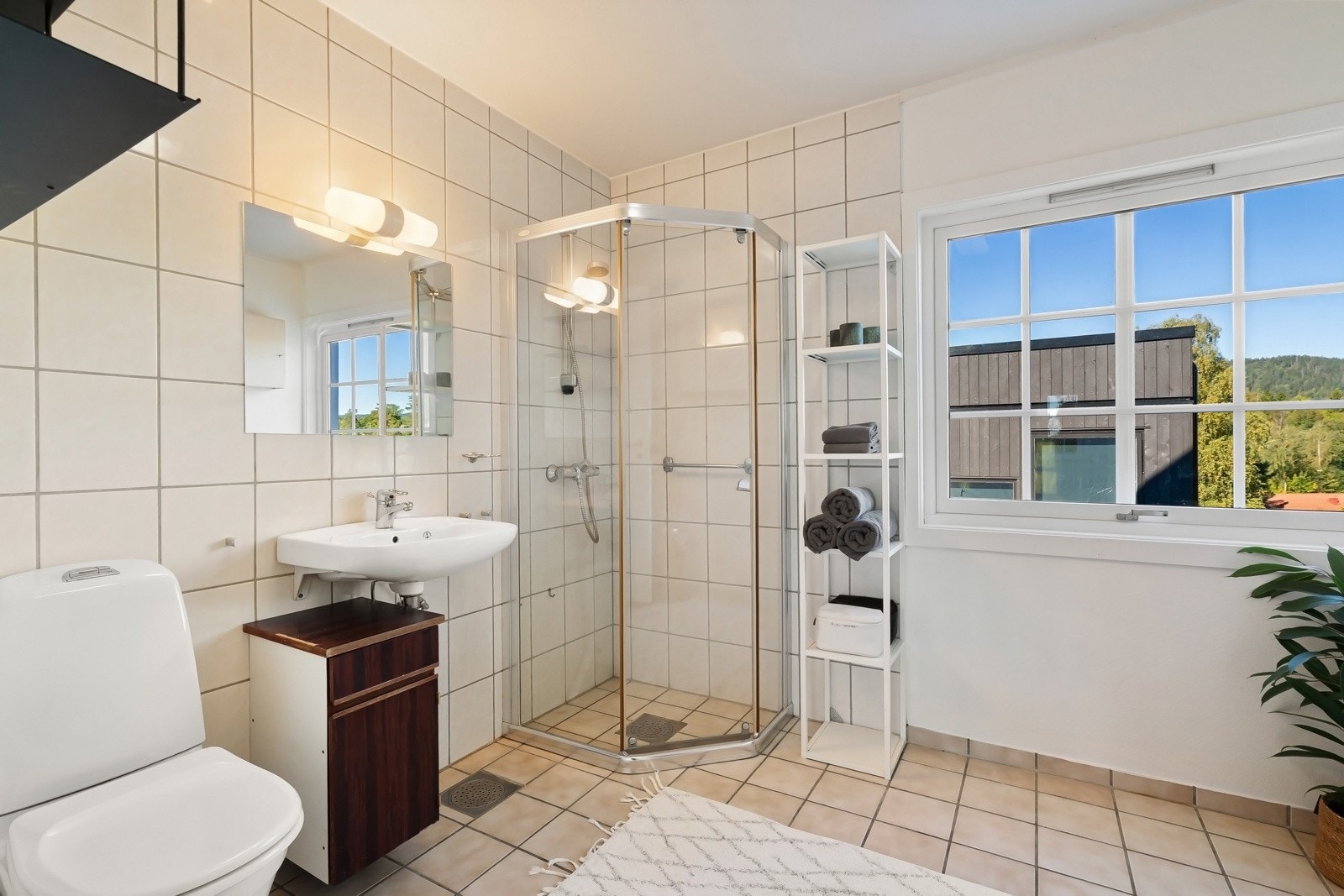 Stort baderom beliggende i 2. etasje - Våtrommet må oppgraderes for å tåle normal bruk etter dagens krav. Galleribilde