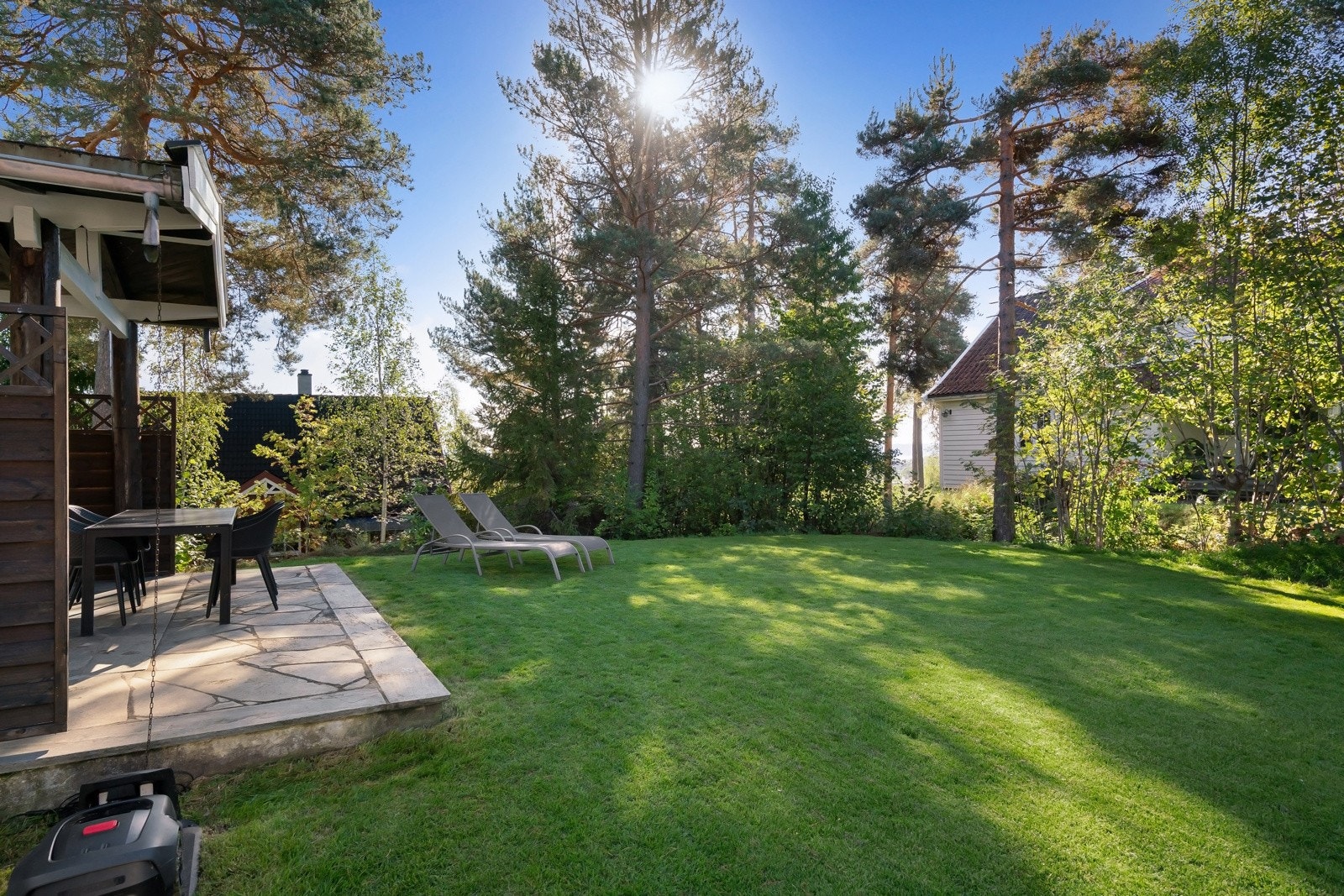 Eiendommen ligger på et høydedrag og har svært begrenset med innsyn - Helt skjermet for trafikkstøy. Galleribilde