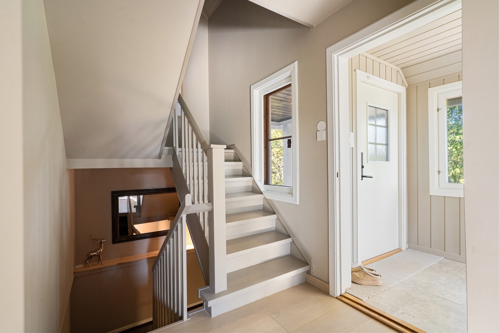 Pent trappeløp som leder til 2. etasje og underetasjen. Galleribilde