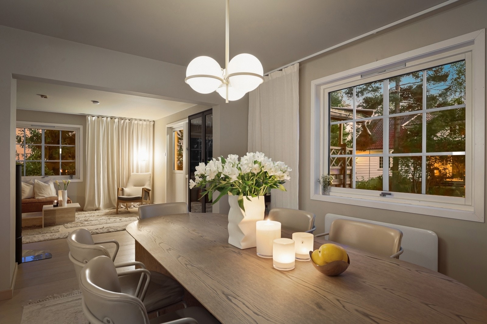 Herlig spisestuedel sosialt ved kjøkkenet. Rikelig med plass til middagsgjestene med de rette møblene. Galleribilde