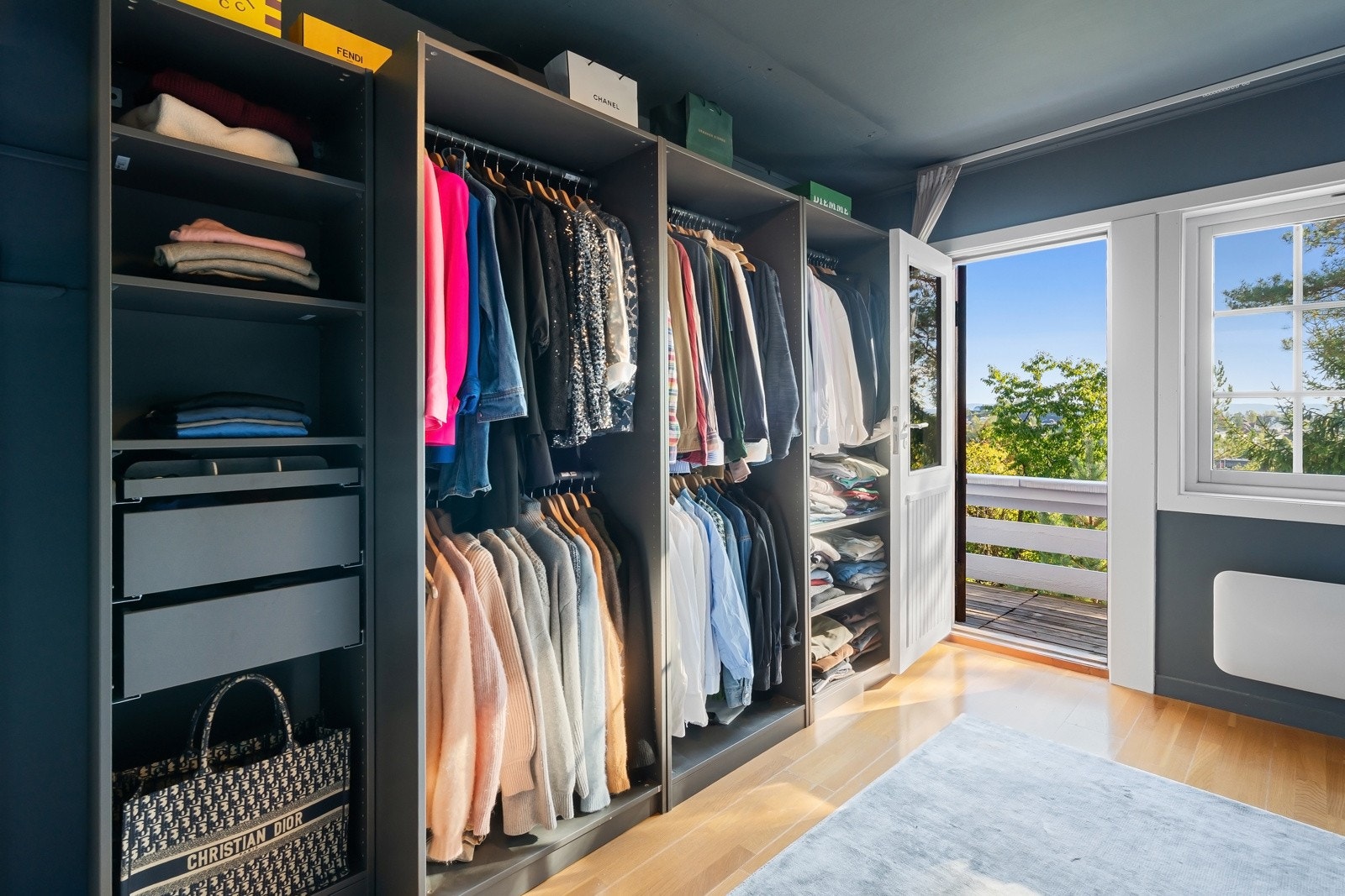 Fin plass til etablering av garderobeløsning - Ytterligere lagringsplass i knevegger og på et lagringsloft på 11 m². Galleribilde