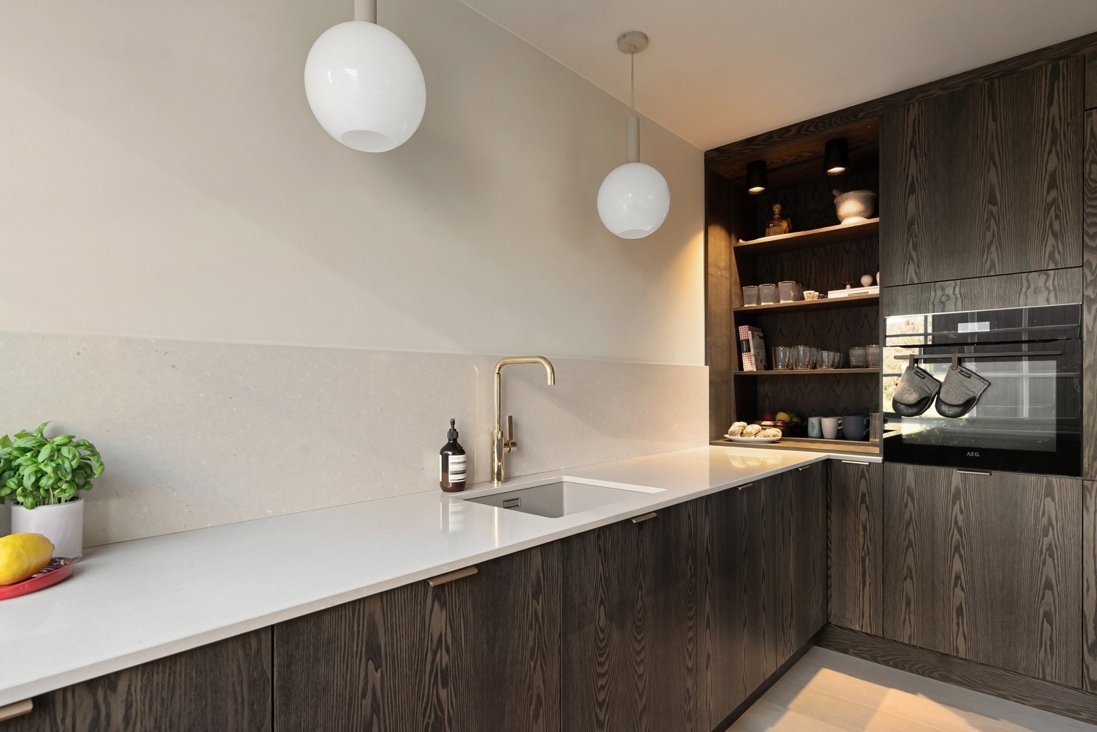 Rikelig med lagringsplass i romslige skap- og skuffeseksjoner med soft-close. Galleribilde