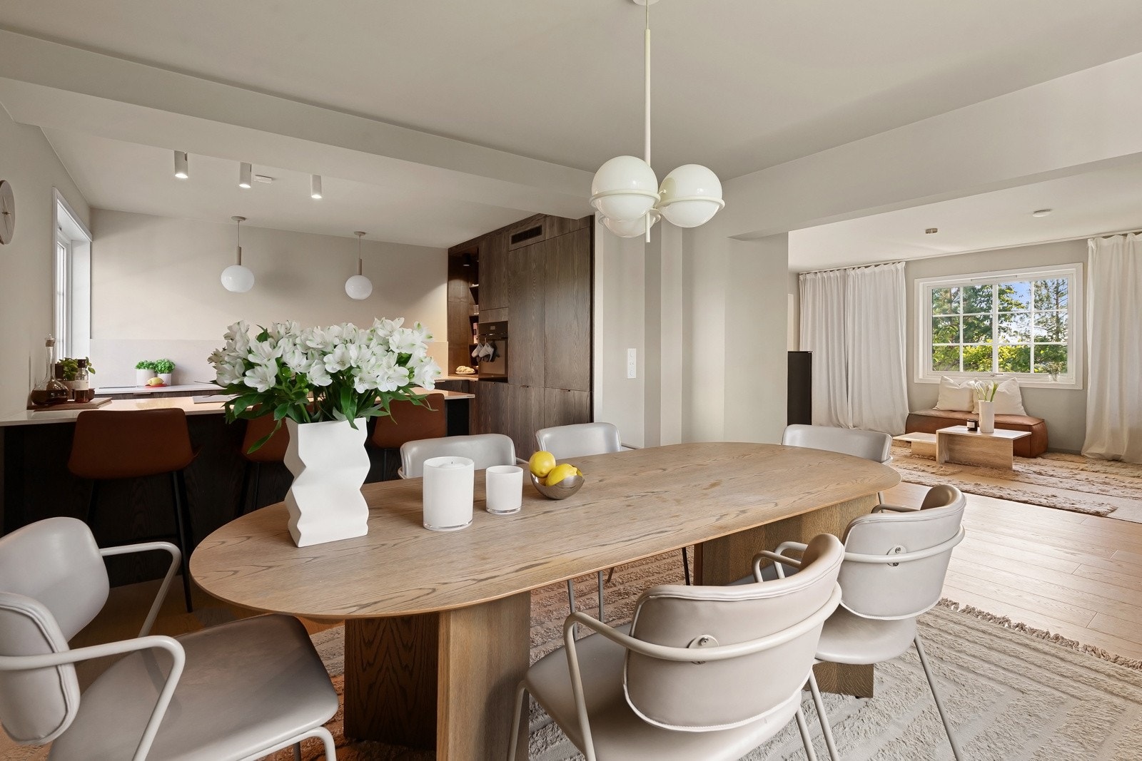 Spiseplassen byr på frodig utsyn og god fleksibilitet, med plass til å utvide spisebordet for større selskap. Galleribilde