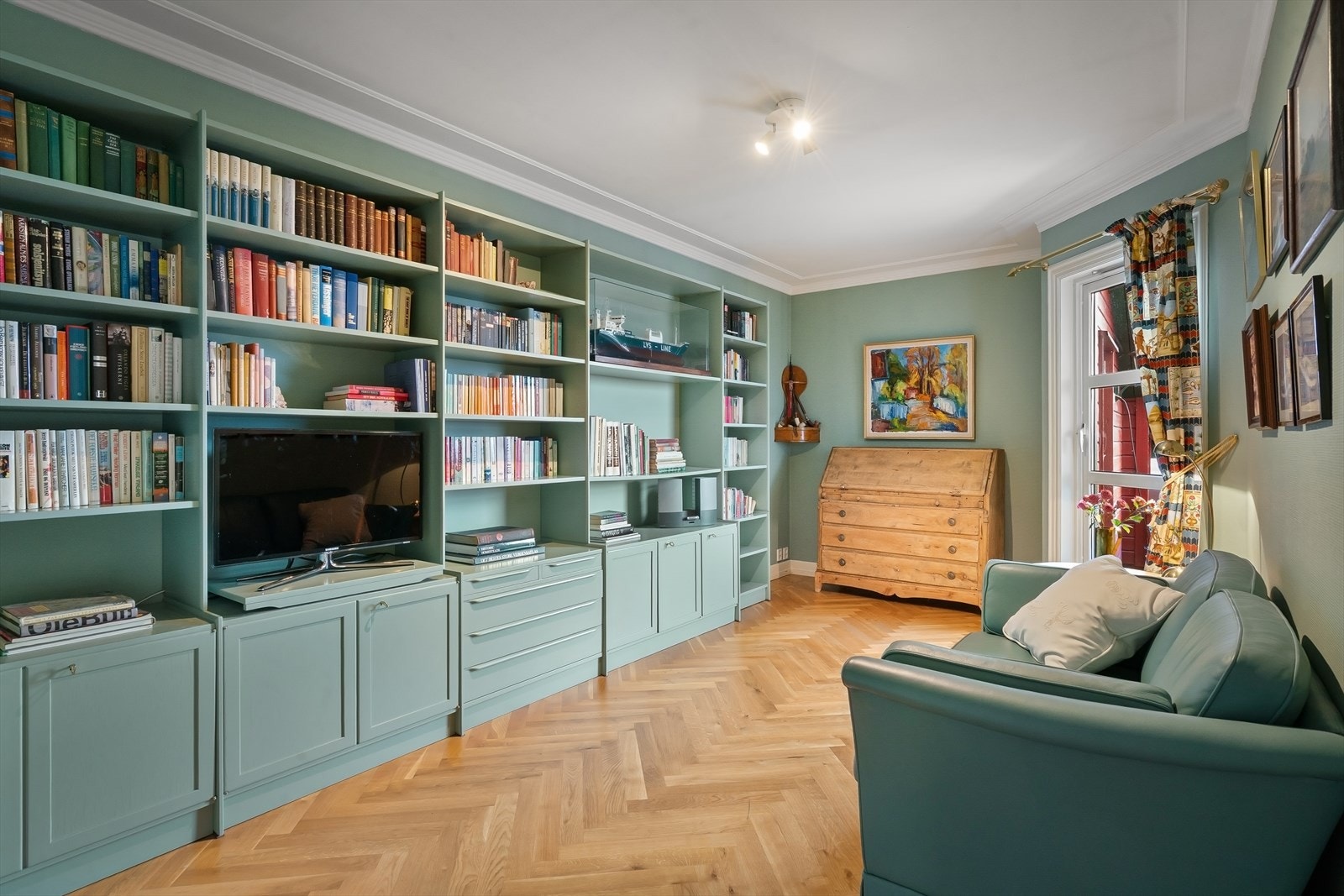 Bibliotek inn fra stuen ev. soverom Galleribilde