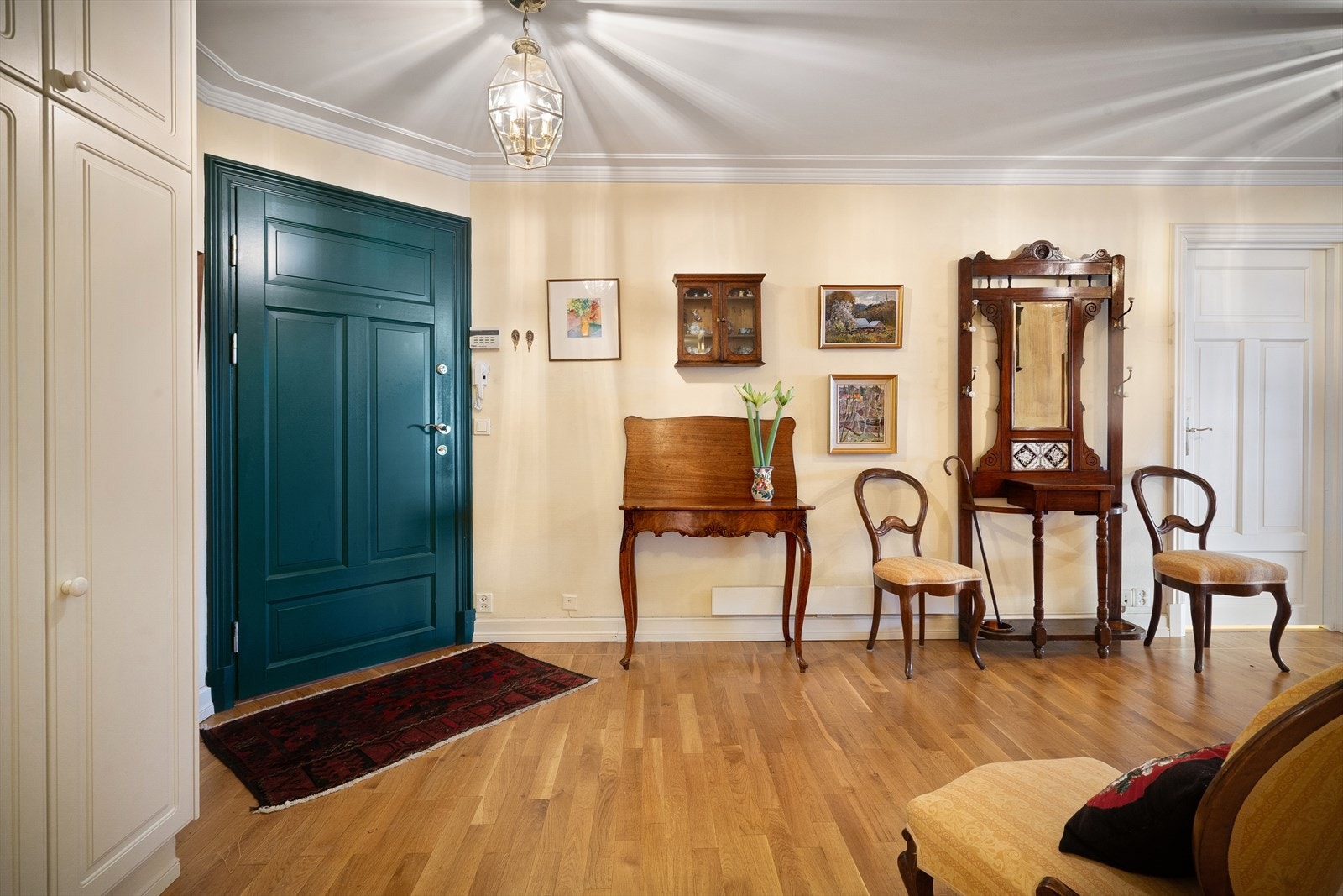 Flott romslig hall med gjeste wc Galleribilde