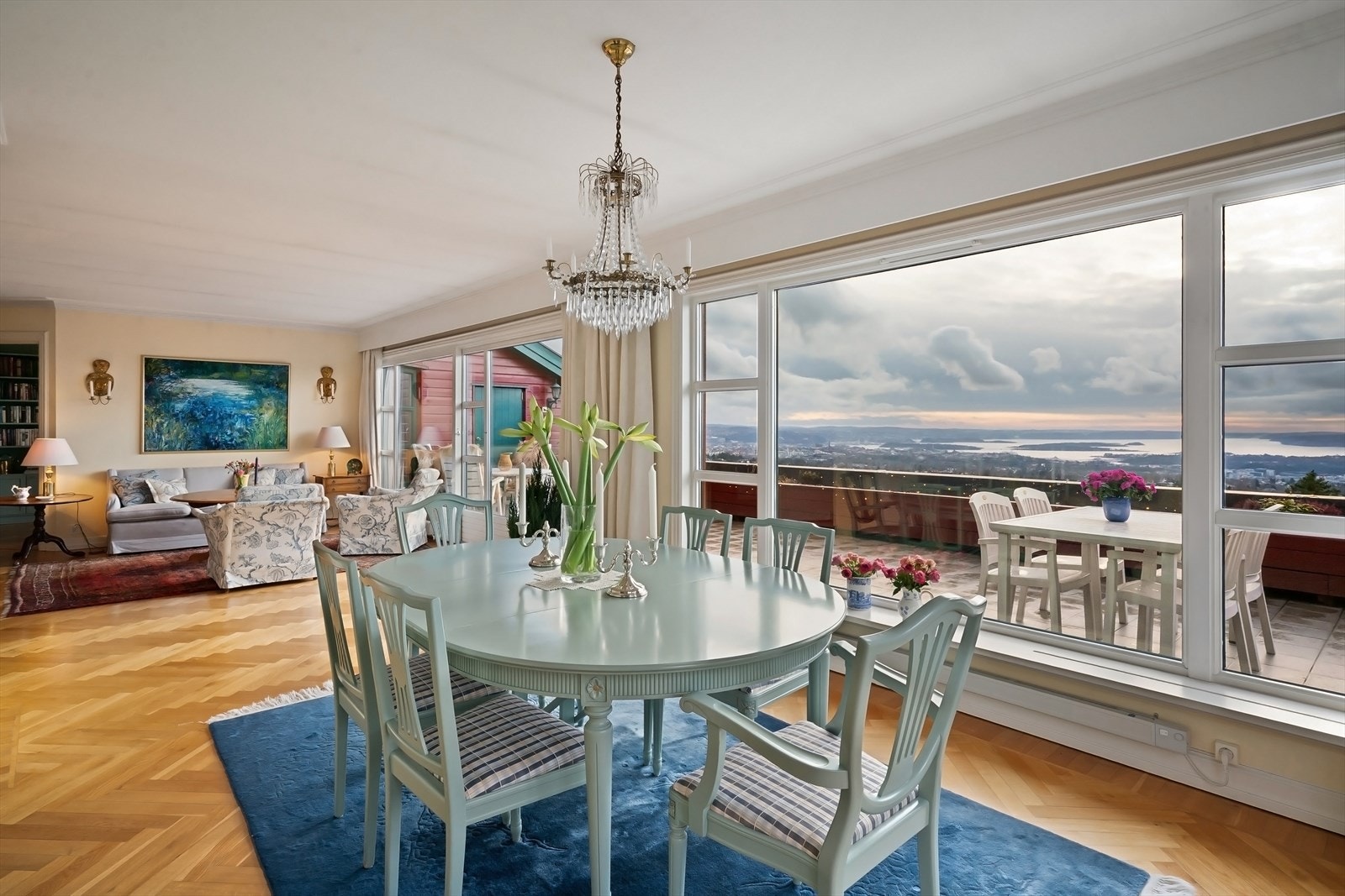 Spisestuen åpen mot stuen Galleribilde