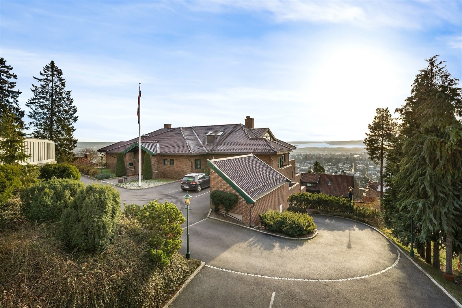 Representativt bygg med kun 6 leiligheter - leiligheten som selges ligger i 2. etg. med heis, terrasse på ca. 48 kvm og 2 garasjeplasser Galleribilde