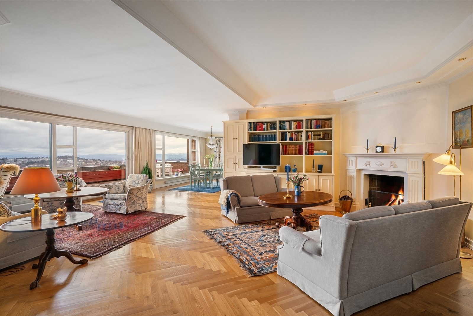 Fra den store stuen med peis og utg. terrassen Galleribilde