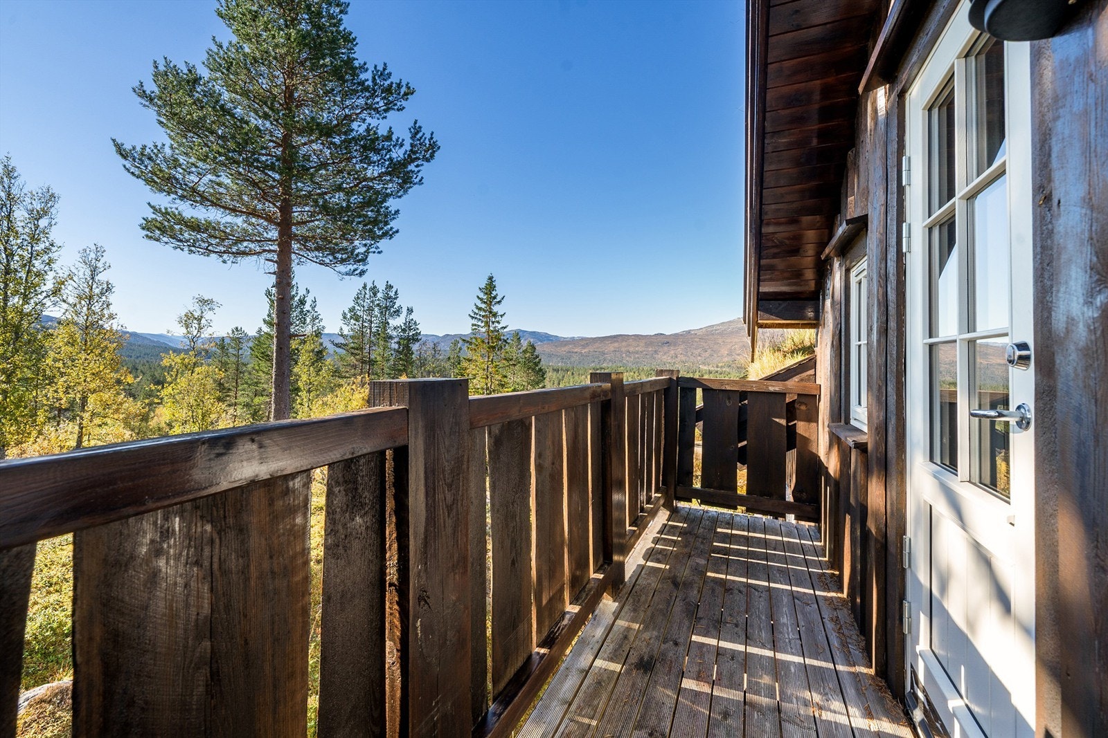 Utsikt fra balkongen i 2. etg. Her mot vest. Galleribilde