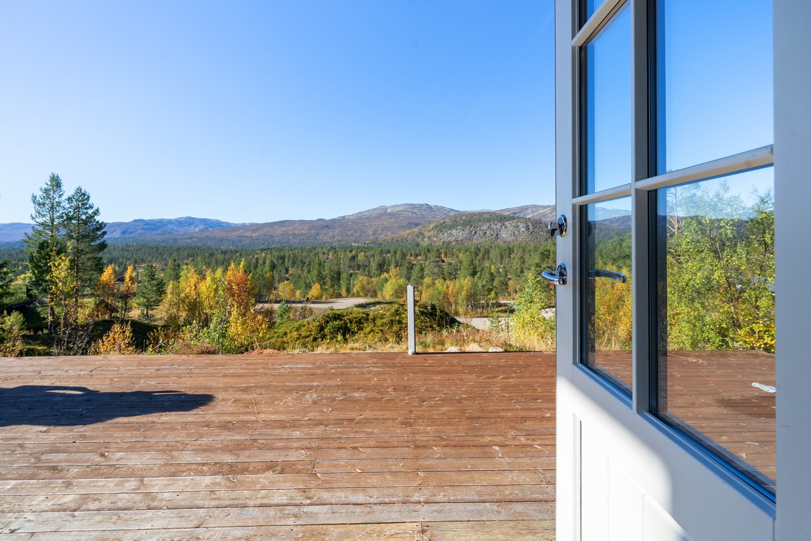 Solrik terrasse med utsikt, her mot Ørnefjell og Svånuten. Galleribilde