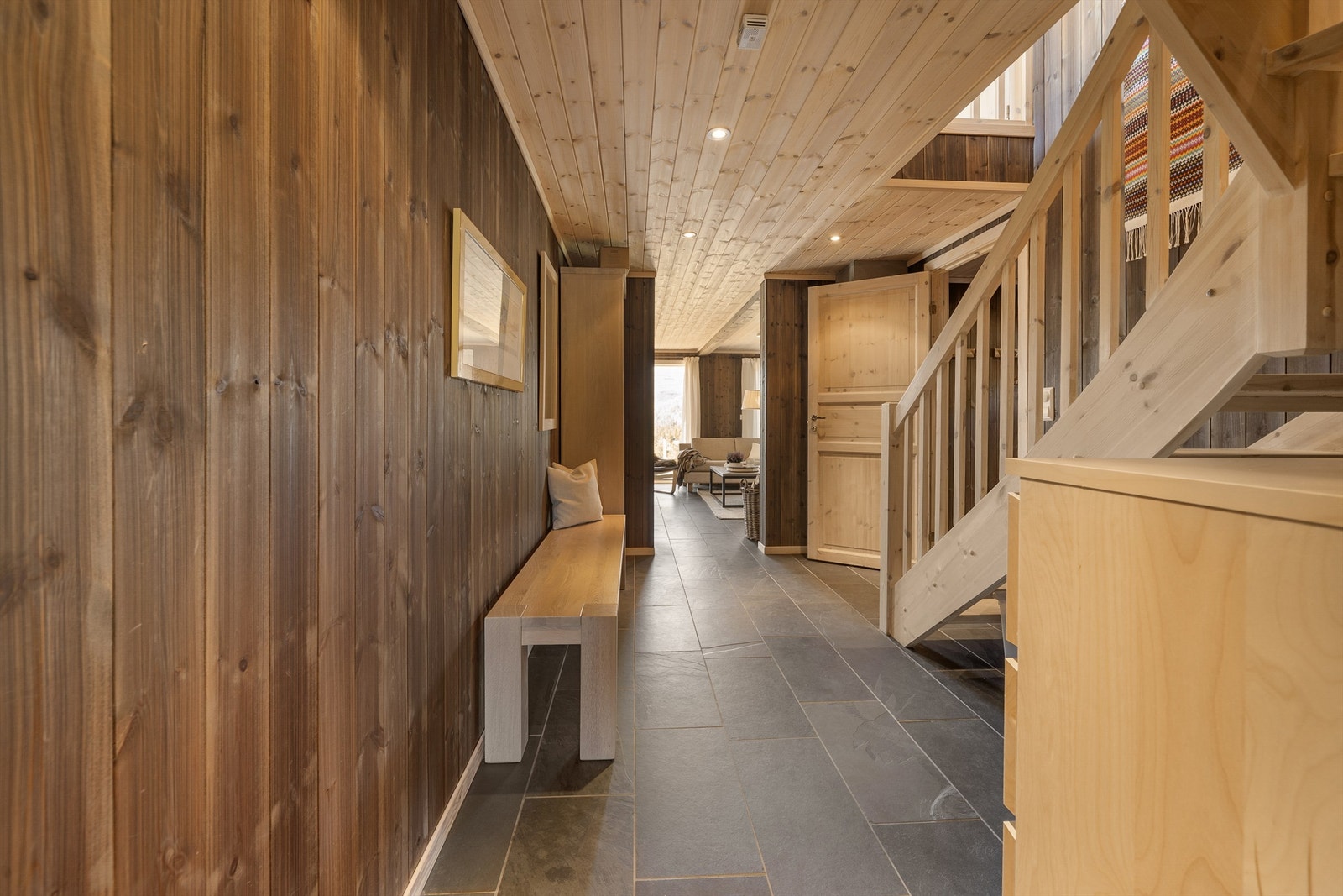 Gang med trappen til 2. etg. Stuen rett frem. Galleribilde