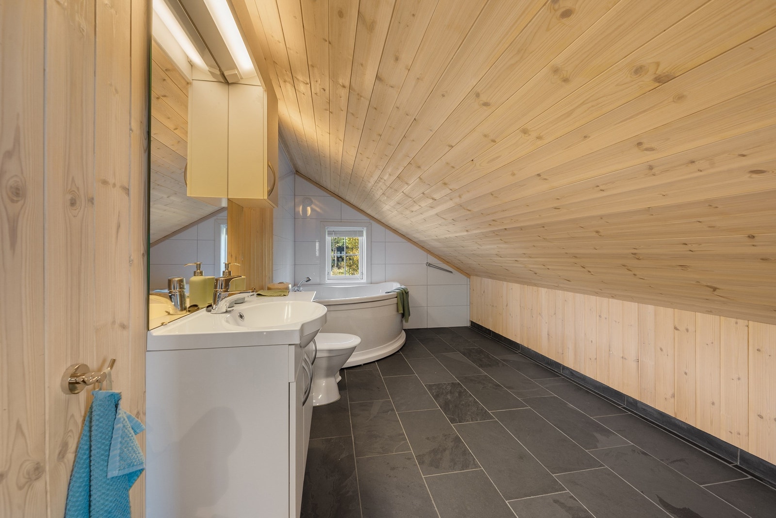 Badet i 2. etg. Varmekabler, servant med skap under og overskap, wc og badekar. Galleribilde