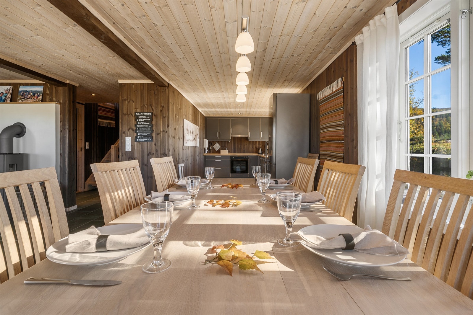 Spisestue mot kjøkken. Galleribilde