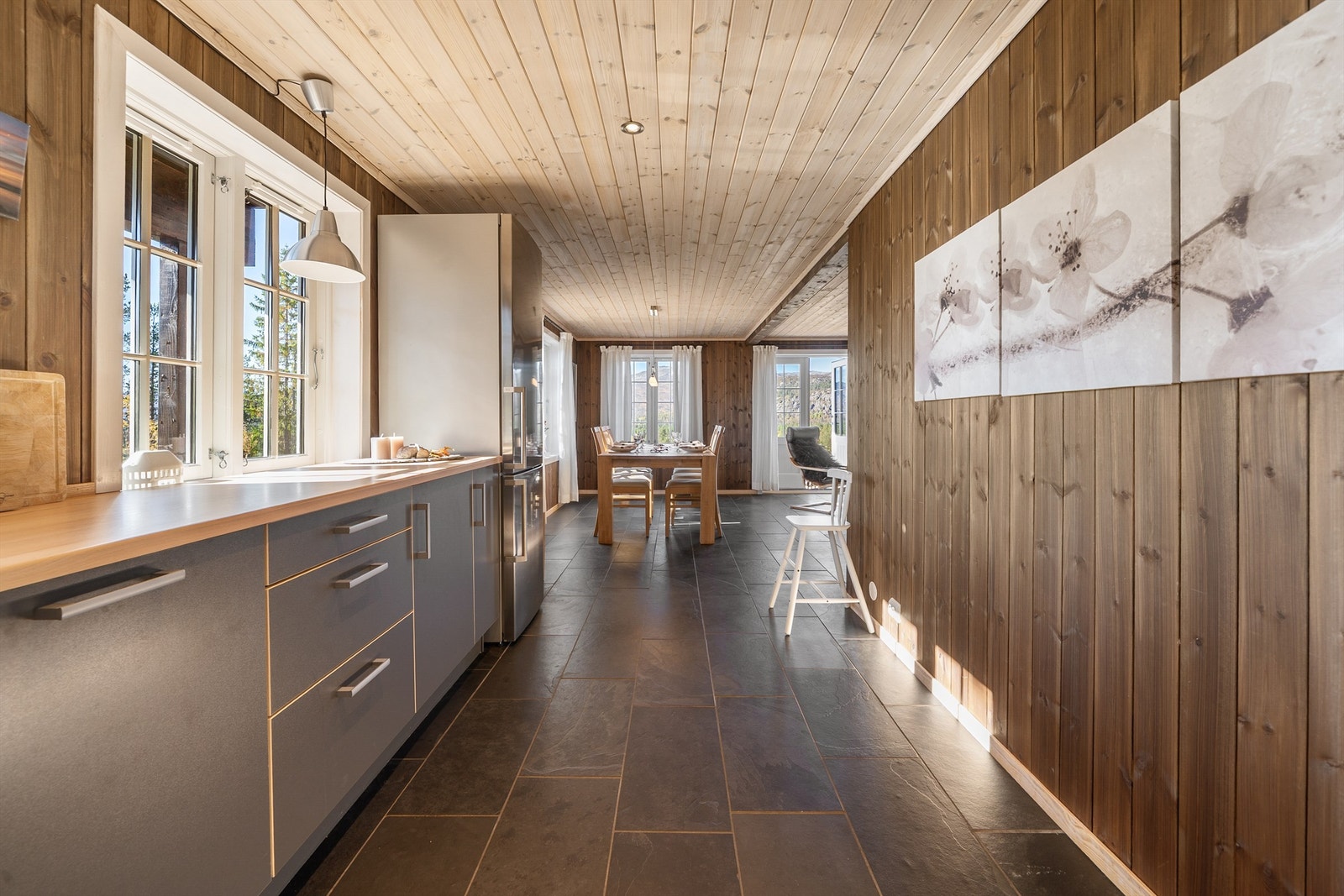 Fra kjøkken mot spiseplass. Galleribilde