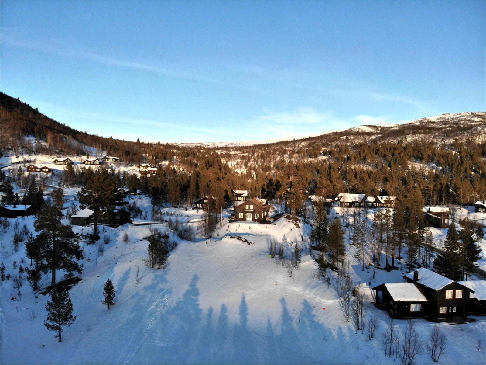 Hytten med akebakken i front. Galleribilde