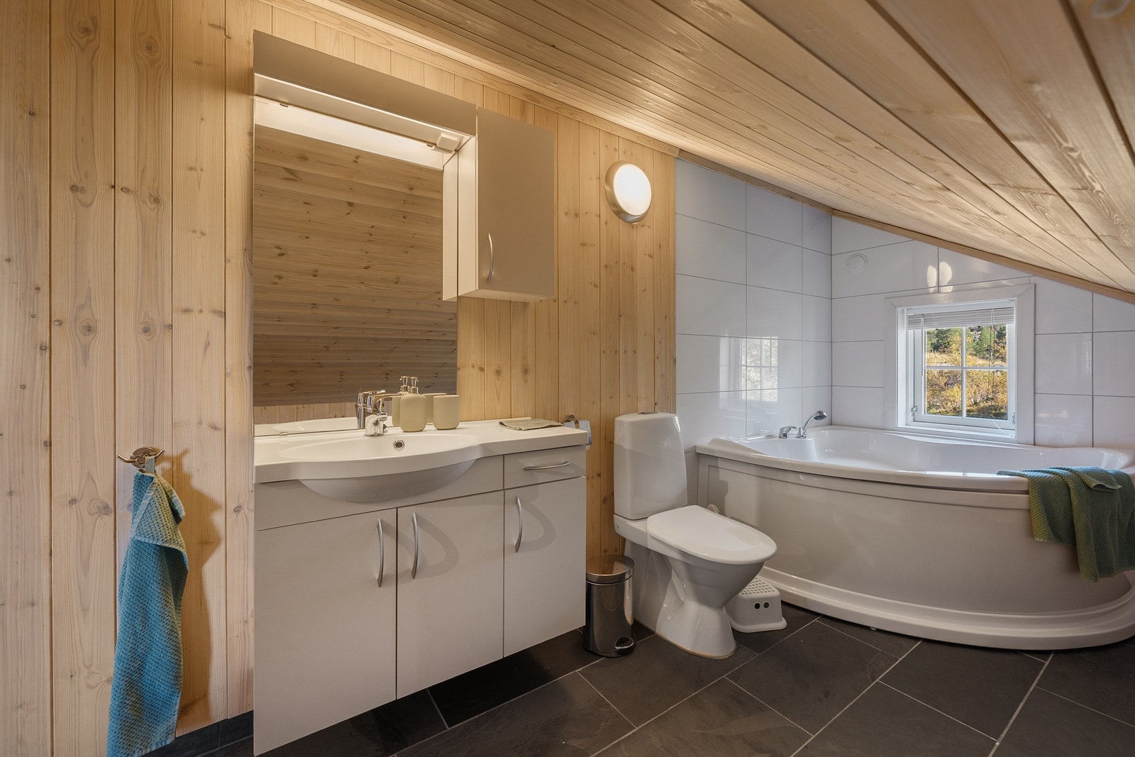 Badet i 2. etg. Varmekabler, servant med skap under og overskap, wc og badekar. Galleribilde