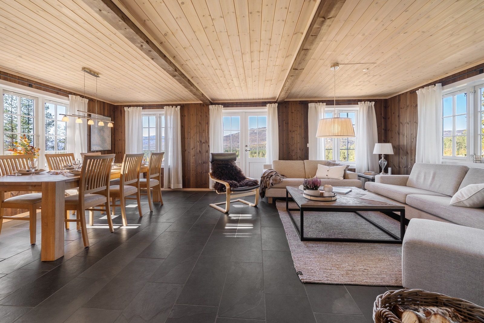 Stue med gode lysforhold og flott utsikt. Utgang solrik terrasse. Galleribilde