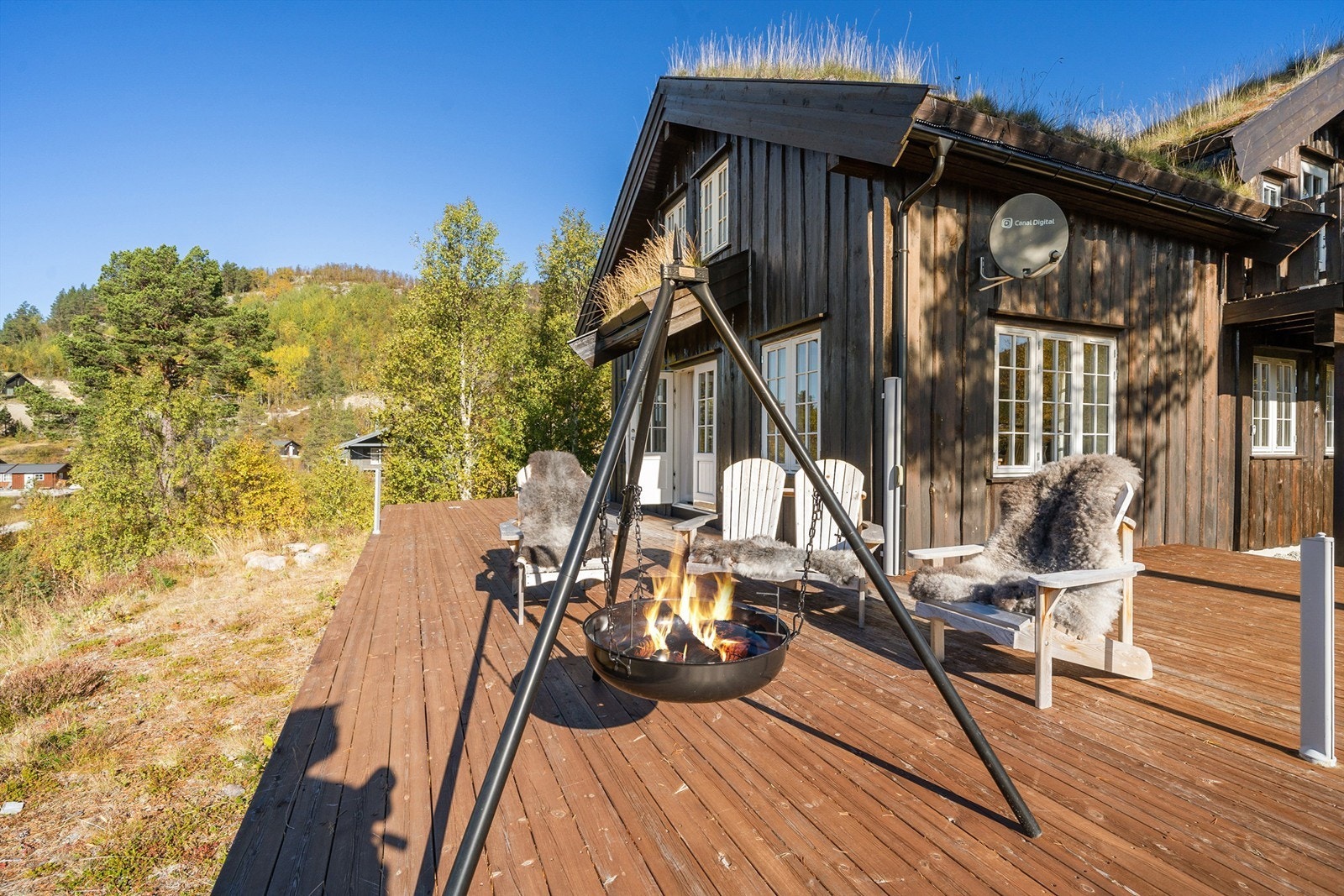 Usjenert terrasse med gode solforhold. Galleribilde