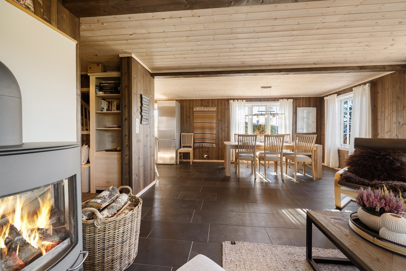 Stue mot spiseplassen. Peisovn. Galleribilde