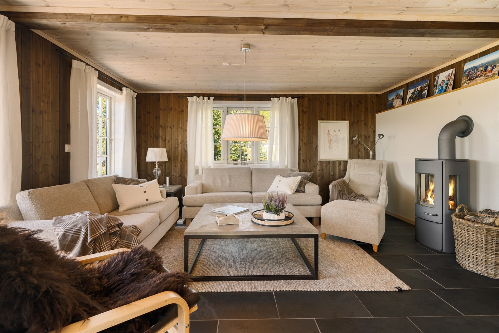 Koselig stue med peisovn for god varme. Galleribilde