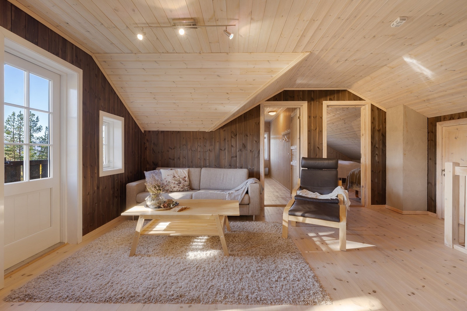 Loftstue. 2 av soverommene midt i bildet. Galleribilde