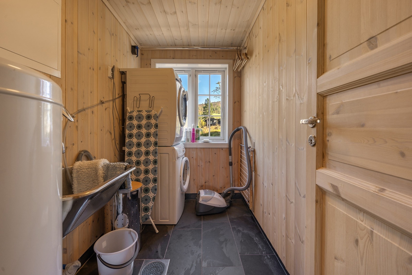 Praktisk vaskerom med opplegg for vaskemaskin og tørketrommel. Egen kum. Galleribilde
