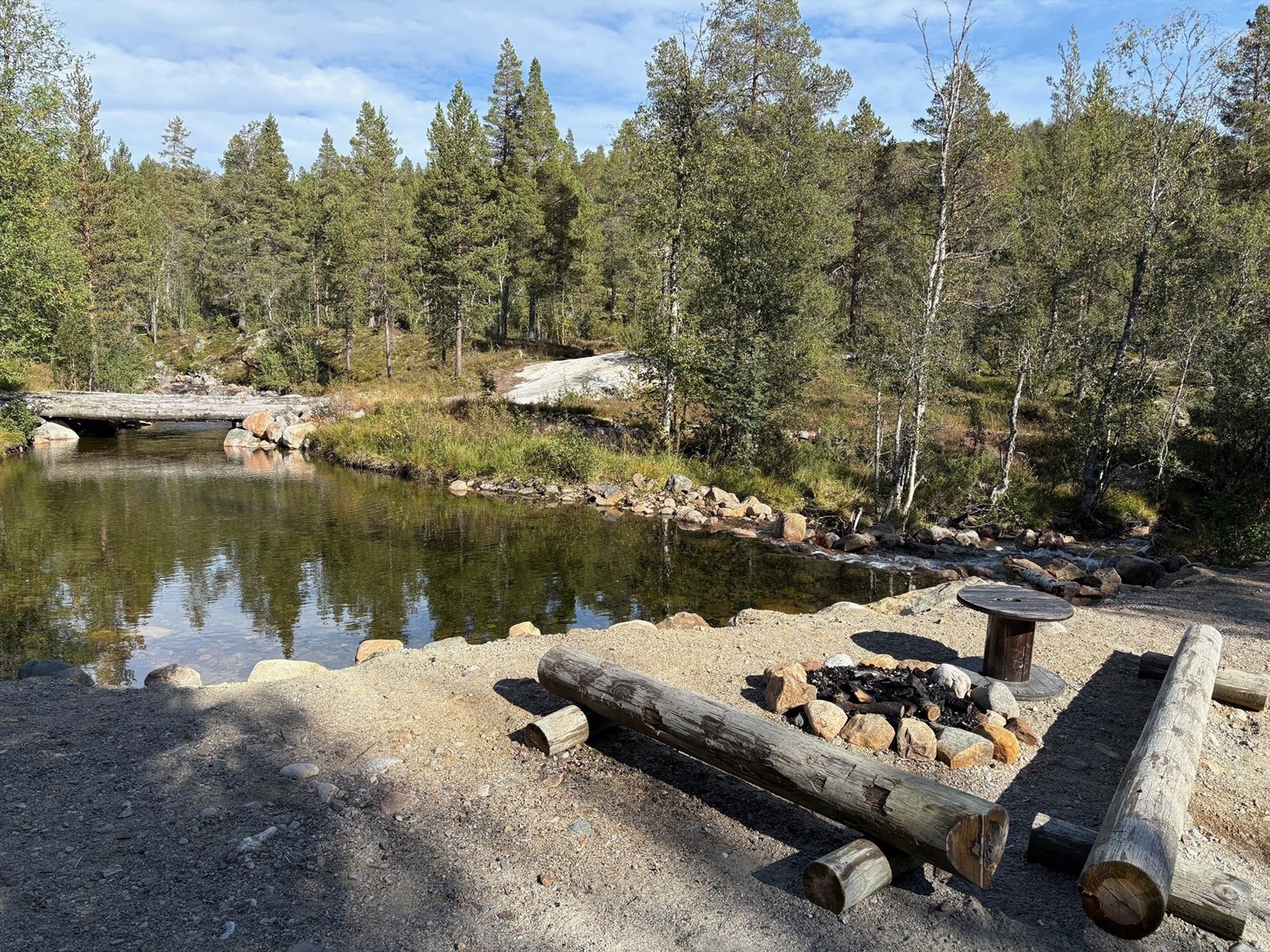 Flott felles badeplass opparbeidet av velet. Galleribilde