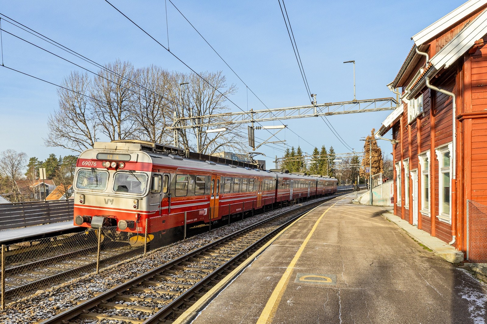 Gangavstand til togstasjon med hyppige avganger mot Oslo og Ski. Galleribilde